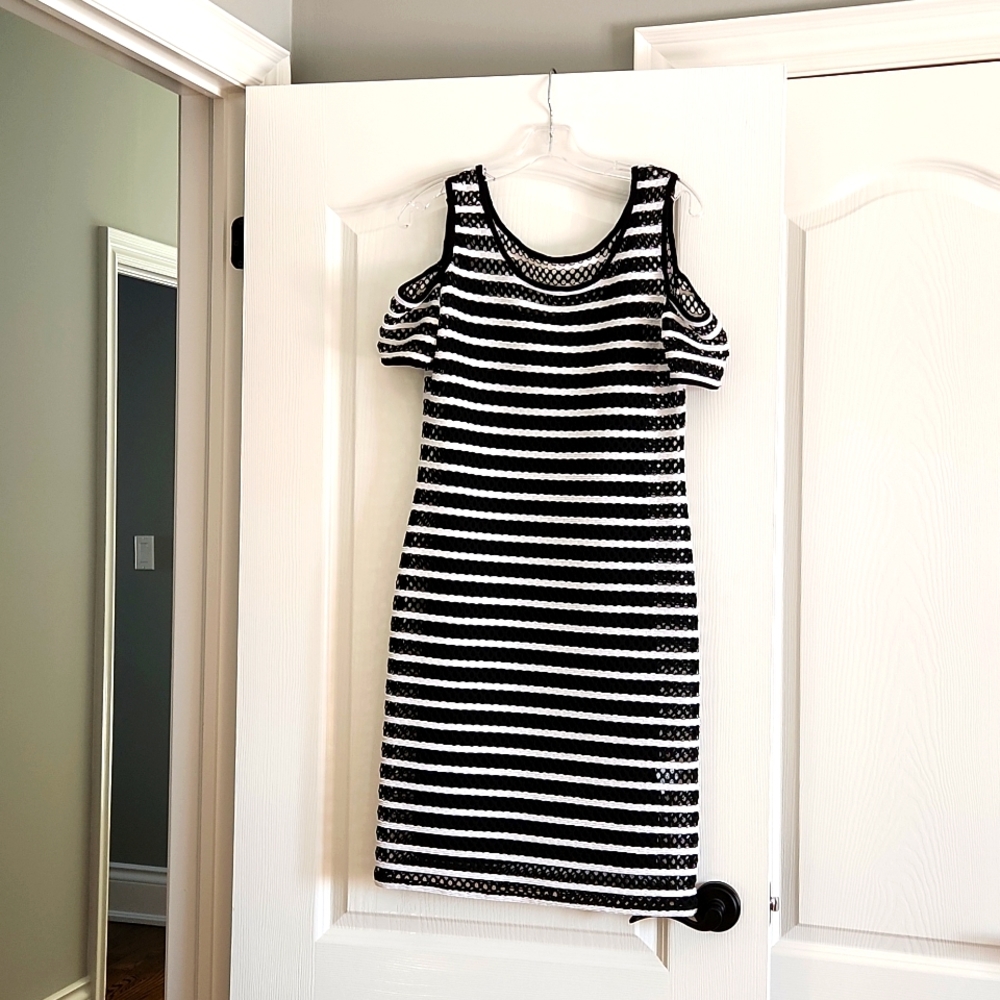 NWOT Frank Lyman size 6 knit fabric Cold Shoulder dress with removable lining